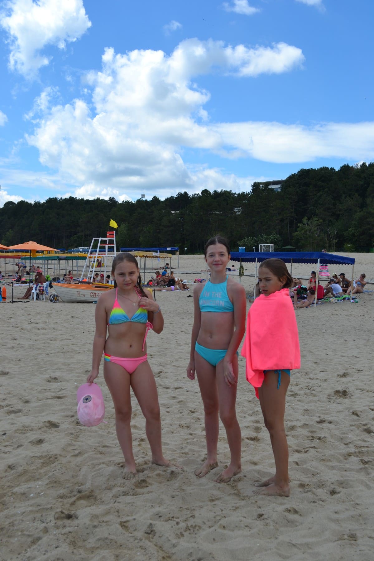 Пляж без детей. В лагере на пляже. Детский лагерь пляж. Детские пляжи. Детский лагерь девочки.